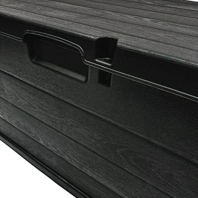 Kissenbox - 59 x 118 x 57 cm, Kunststoff, Anthrazit - Nahaufnahme einer schwarzen, holzgemaserten Aufbewahrungsbox mit integriertem Griff.
