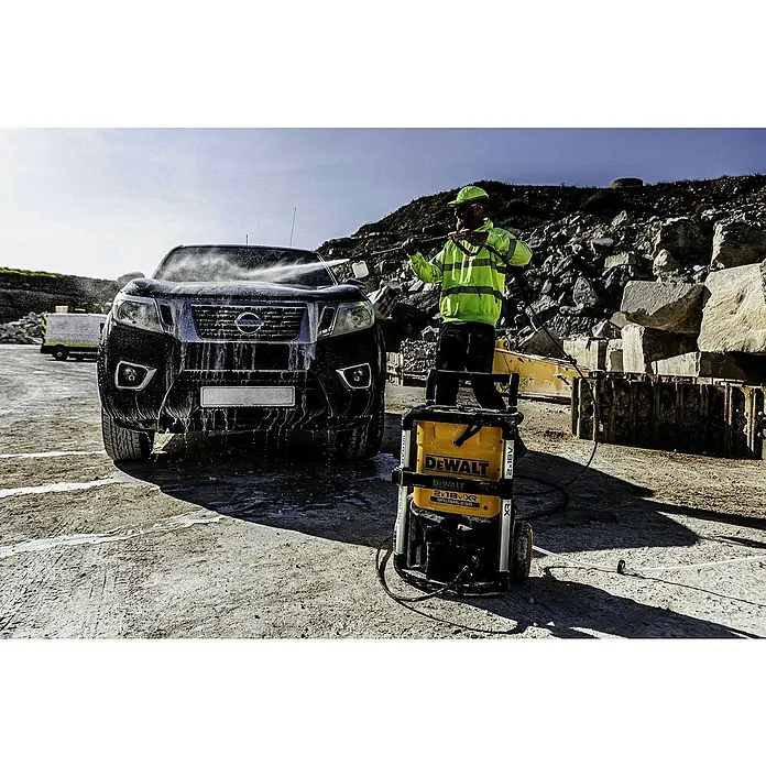 DeWalt XR 18V Akku-Hochdruckreiniger DCMPW1600N-XJ - 18 V, Ohne Akku - Gelb-schwarzer DeWalt Hochdruckreiniger, von einer Person zum Reinigen eines schwarzen Autos im Freien verwendet.