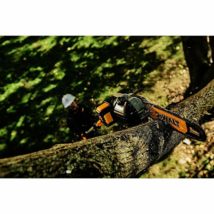 DeWalt XR 18V Akku-Hochentaster DCMPS567N-XJ - 18 V, Ohne Akku, Schwertlänge: 20 cm - Gelb-schwarze DeWalt Astsäge schneidet einen dicken Ast, erzeugt Sägespäne. Eine Person bedient sie.