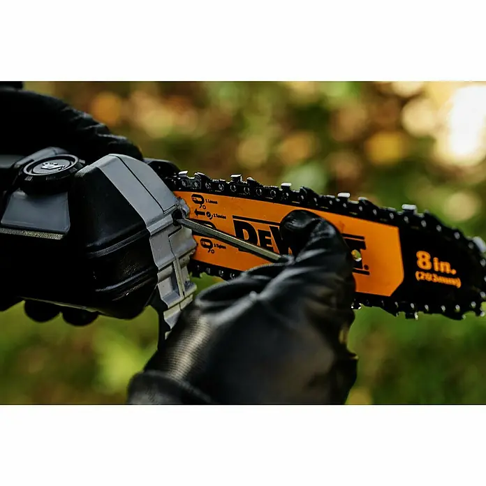 DeWalt XR 18V Akku-Hochentaster DCMPS567N-XJ - 18 V, Ohne Akku, Schwertlänge: 20 cm - Person in schwarzen Handschuhen stellt die Spannung einer 8-Zoll DEWALT Kettensägenkette mit einem Inbusschlüssel ein.