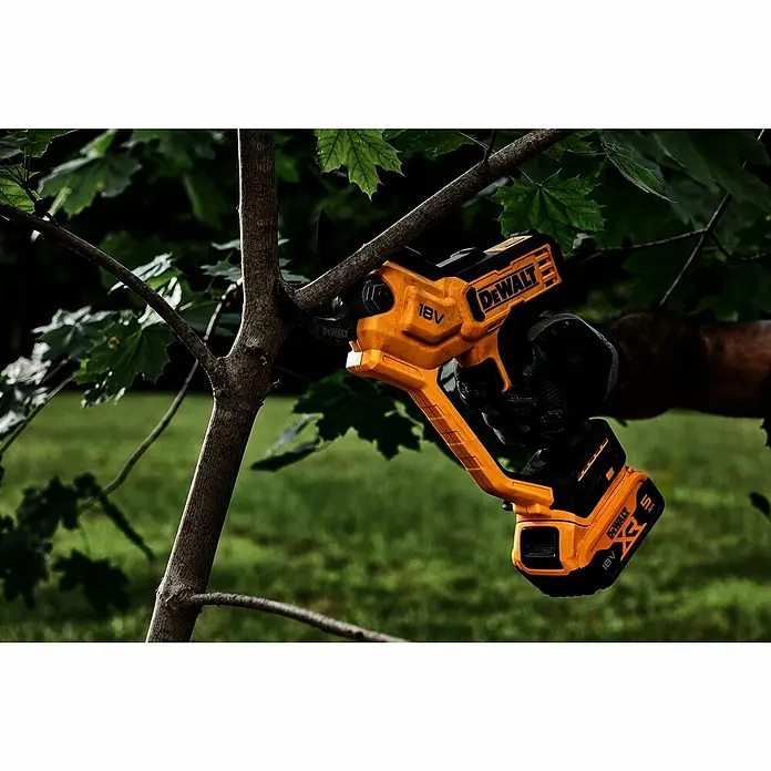 DeWalt XR 18V Akku-Astschere DCMPP568N-XJ - Max. Aststärke: 38 mm - Gelbe und schwarze DeWalt Akku-Astschere schneidet einen Baumast, von einer behandschuhten Hand gehalten.