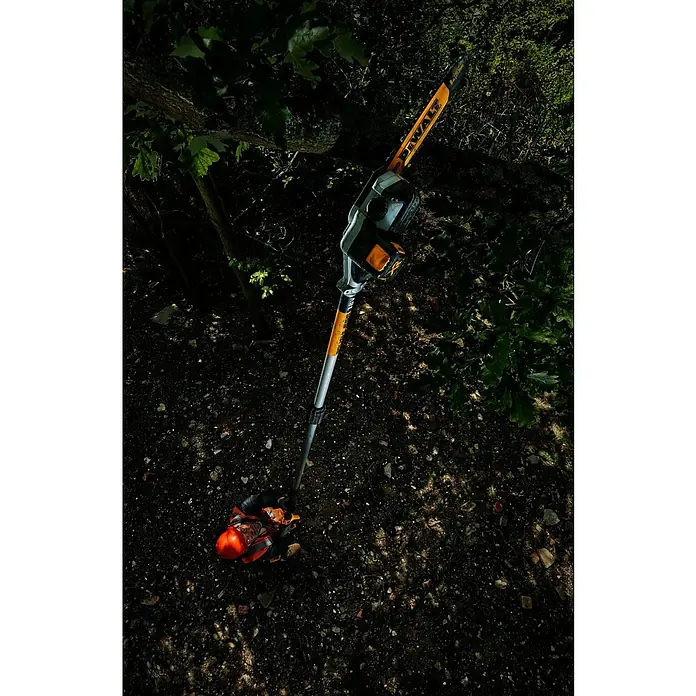 DeWalt XR 18V Akku-Hochentaster DCMPS567N-XJ - 18 V, Ohne Akku, Schwertlänge: 20 cm - Eine Person in Schutzkleidung bedient eine ausgefahrene gelb-schwarze DeWALT Hochentaster, von oben in einer Außenumgebung gesehen.