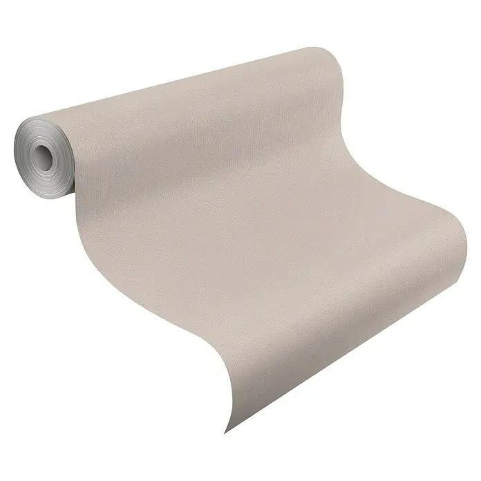 Rasch Vliestapete Deco Style - Braun, Uni, 10,05 x 0,53 m, Feine Struktur - Eine Rolle beigefarbene Tapete mit dezenter Textur liegt auf einer ebenen Fläche und rollt sich aus. Ideal für eine stilvolle Wandgestaltung.