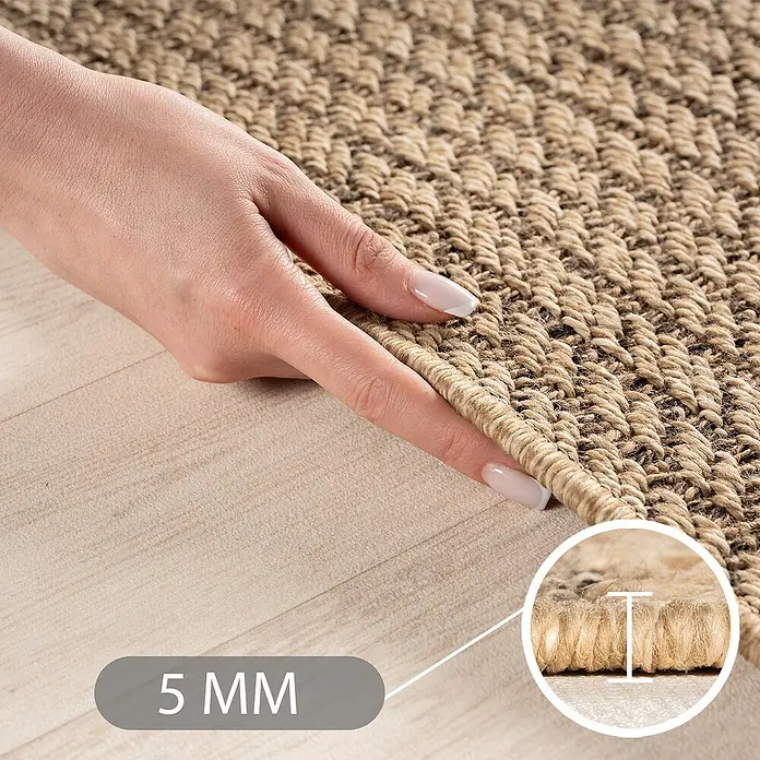 Outdoor-Teppich Timber 1404 - Beige, Durchmesser: 160 cm, 100 % Polypropylen - Hand zeigt die 5 mm Dicke eines beigen Webteppichs, mit vergrößertem Querschnitt.