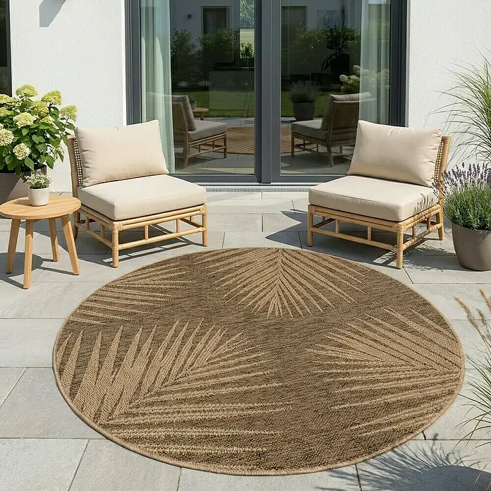 Outdoor-Teppich Timber 1403 - Braun, Durchmesser: 120 cm, 100 % Polypropylen - Runder Outdoor-Teppich in Natur-Braun mit Palmenblatt-Muster, auf einer Terrasse platziert.
