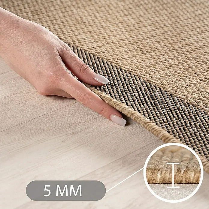 Outdoor-Teppich Timber 1402 - Beige, Durchmesser: 80 cm, 100 % Polypropylen - Eine Hand berührt einen beigen Webteppich auf hellem Holzboden, zeigt 5mm Dicke und schwarze Unterseite.