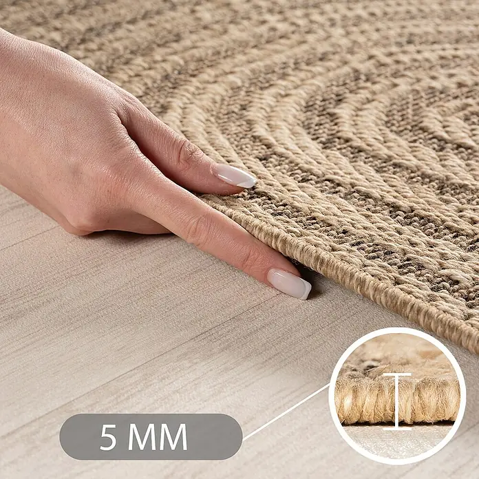 Outdoor-Teppich Timber 1401 - Beige, Durchmesser: 80 cm, 100 % Polypropylen - Beiger und brauner Webteppich mit 5mm Florhöhe, mit einer Hand zur Skalierung auf hellem Boden gezeigt.