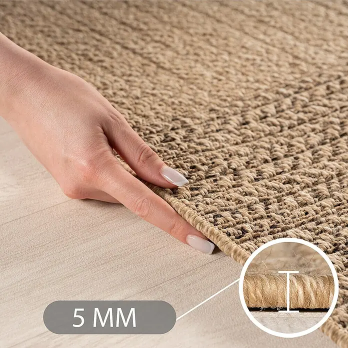 Outdoor-Teppich Timber 1405 - Beige, Durchmesser: 120 cm, 100 % Polypropylen - Naturfarbener Webteppich, eine Hand berührt die Textur, Dicke 5 mm hervorgehoben.