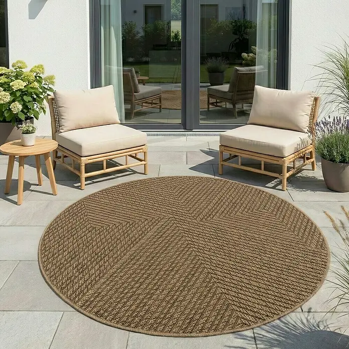 Outdoor-Teppich Timber 1404 - Beige, Durchmesser: 160 cm, 100 % Polypropylen - Runder brauner Outdoor-Teppich mit strukturierter, chevronartiger Webmusterung, auf einer Terrasse platziert.