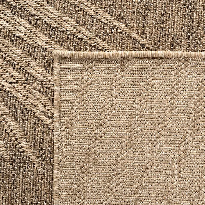 Outdoor-Teppich Timber 1403 - Braun, Durchmesser: 120 cm, 100 % Polypropylen - Nahaufnahme eines hellbraunen Naturfaserteppichs mit Chevron- und strukturierten Punktmustern, die seine Webart zeigt.
