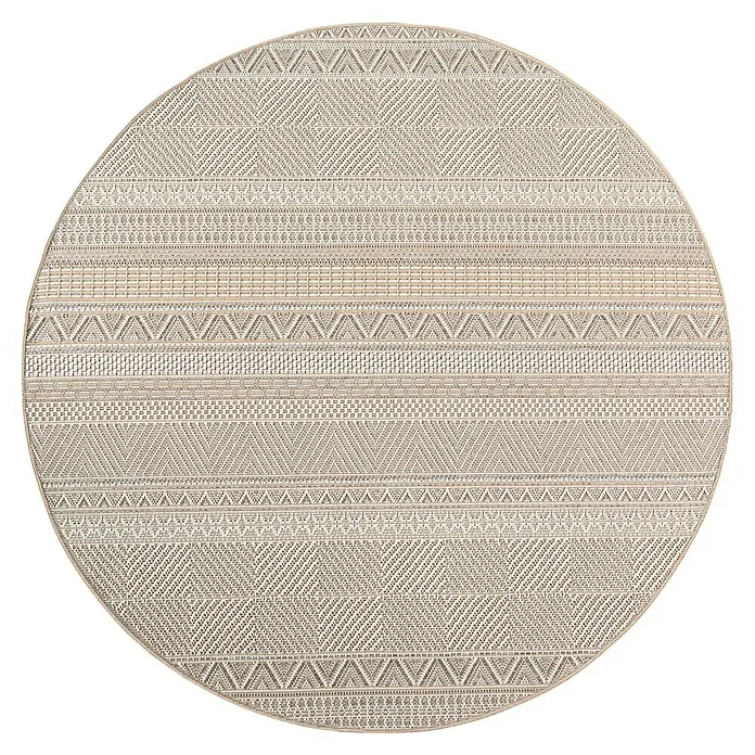 Outdoor-Teppich Desert 1303 - Beige, Durchmesser: 80 cm, 100 % Polypropylen - Ein runder, gewebter Teppich in neutralen Beigetönen mit gestreiften geometrischen Mustern aus Dreiecken und Rauten.