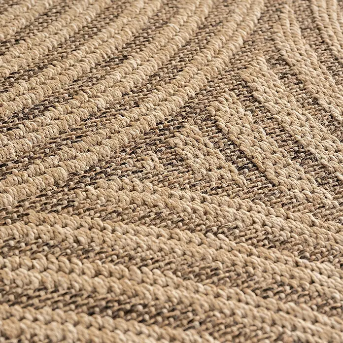 Outdoor-Teppich Timber 1401 - Beige, Durchmesser: 80 cm, 100 % Polypropylen - Nahaufnahme eines gewebten Teppichs mit Chevron-Muster, aus naturfarbenen Beige- und Braunfasern.