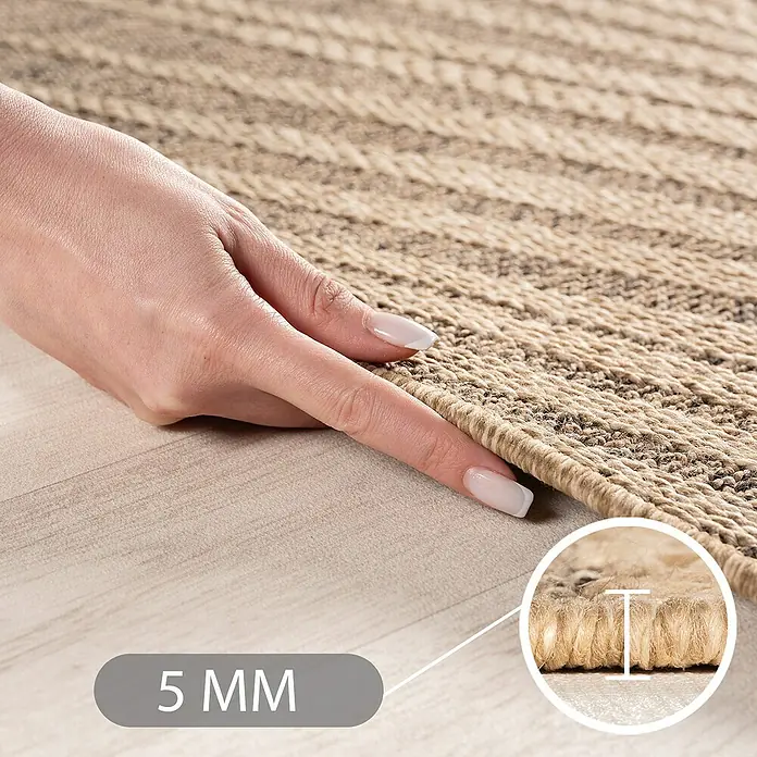 Outdoor-Teppich Timber 1403 - Braun, Durchmesser: 120 cm, 100 % Polypropylen - Nahaufnahme einer Hand, die einen beigefarbenen Webteppich mit Streifen berührt, zeigt Textur und 5 mm Dicke mit Einsatz.