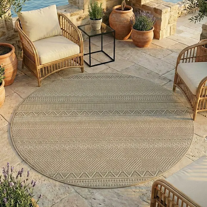 Outdoor-Teppich Desert 1303 - Beige, Durchmesser: 80 cm, 100 % Polypropylen - Runder beiger Outdoor-Teppich mit geometrischen Mustern auf einer Terrasse.