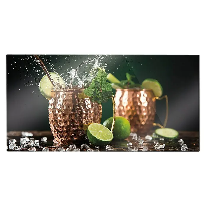 CUCINE Küchenrückwand - Moscow Mule, 80 x 40 cm, Stärke: 6 mm, Einscheibensicherheitsglas (ESG) - Zwei kupferne Moscow Mule Becher mit Limetten, Minze und Eiswürfeln auf einem dunklen Holztisch für einen erfrischenden Cocktail.