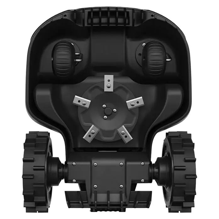 Mammotion Mähroboter YUKA Mini 2 1000 - 1.000 m², Schnittbreite: 19 cm, Kamera-gestützte Navigation - Unterseite eines schwarzen Mähroboters mit silbernen Schneidmessern, zwei kleinen Vorderrädern und zwei großen Hinterrädern.