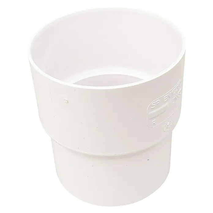 Dakota Manguito de bajante - Diámetro: 80 mm, Plástico, Blanco - Primer plano de un reductor de PVC blanco, utilizado para la transición entre tuberías de diferentes tamaños en aplicaciones de fontanería.