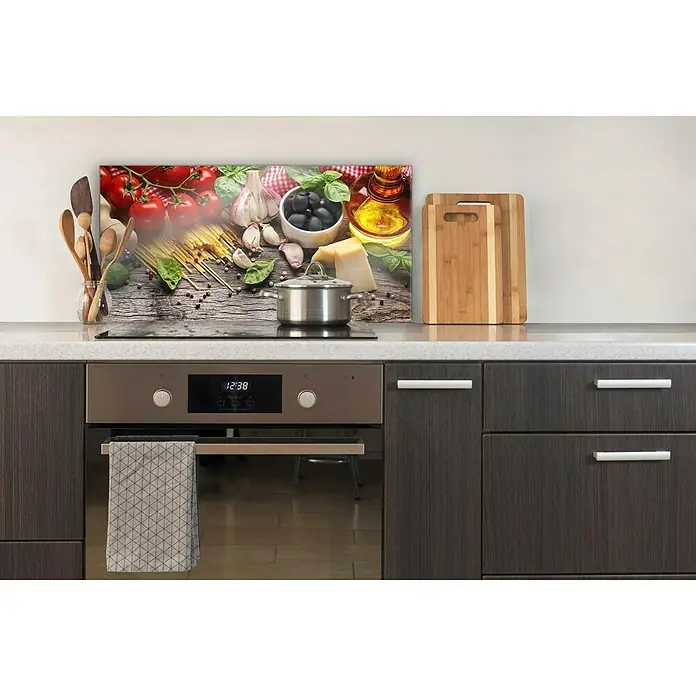 CUCINE Küchenrückwand - Italian Buffet, 80 x 40 cm, Stärke: 6 mm, Einscheibensicherheitsglas (ESG) - Eine Küchenrückwand mit einem Pasta-Motiv ist über einem modernen Herd in einer stilvollen Küche angebracht, die das Kocherlebnis verschönert.