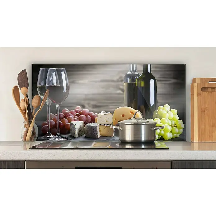 CUCINE Küchenrückwand - Bunch of Grapes, 80 x 40 cm, Stärke: 6 mm, Einscheibensicherheitsglas (ESG) - Die Küchenrückwand zeigt ein Stillleben mit Käse, Weintrauben und Weinflaschen und verleiht der Küche eine elegante Note.