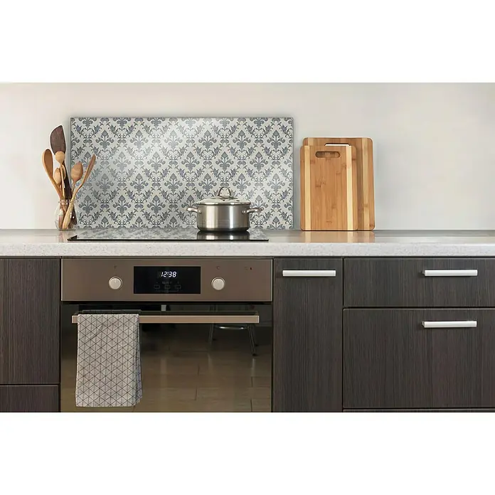 CUCINE Küchenrückwand - Retrolook, 80 x 40 cm, Stärke: 6 mm, Einscheibensicherheitsglas (ESG) - Küchendetails: Herd mit Kochfeld, Topf, Holzlöffel, Schneidebretter und Küchentuch. Stilvolle und funktionale Küchenausstattung.
