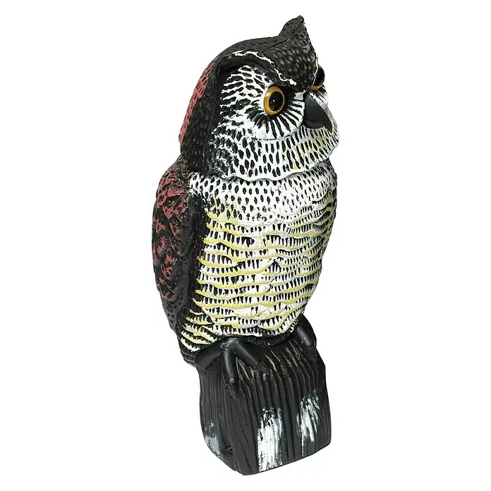 Altadex Búho Espanta pájaros - Altura: 41 cm - Un señuelo de búho detallado posado sobre un tocón de árbol, ideal para la disuasión de aves y la decoración del jardín.