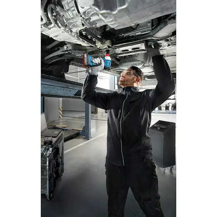 Bosch Professional AMPShare 18V Akku-Drehschlagschrauber GDX 18V-285 C - 18 V, Ohne Akku, 285 Nm - Mechaniker nutzt blauen und schwarzen Bosch Professional 18V Akku-Schlagschrauber am Unterboden eines Autos.