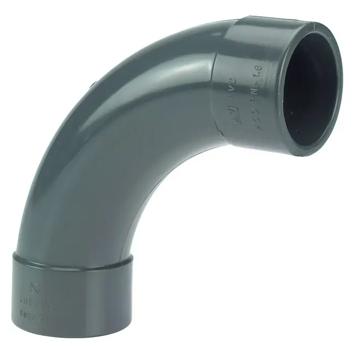 myPool Bogen 90° - 50 mm, PVC - Nahaufnahme eines grauen 90-Grad-PVC-Rohrbogens, der für Sanitär- oder Abwasseranwendungen verwendet wird.