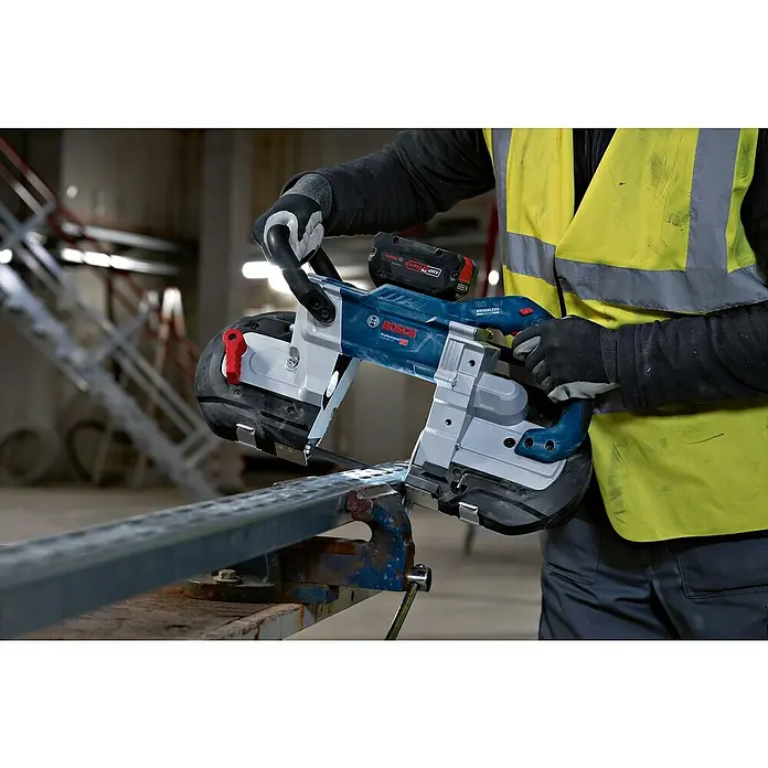 Bosch Professional AMPShare 18V Akku-Bandsäge GCB 18V-127 - 18 V, Ohne Akku - Person schneidet Metall mit einer blauen und grauen Bosch Akku-Bandsäge.