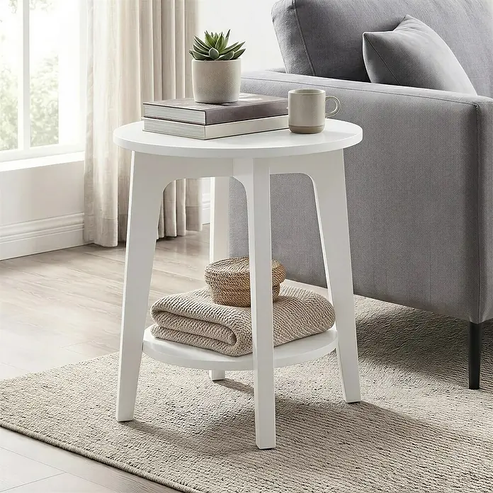 Beistelltisch - Ø x H: 40 x 50 cm, Weiß - Weißer runder Beistelltisch mit zwei Ablagen, neben einem grauen Sofa im Wohnzimmer.