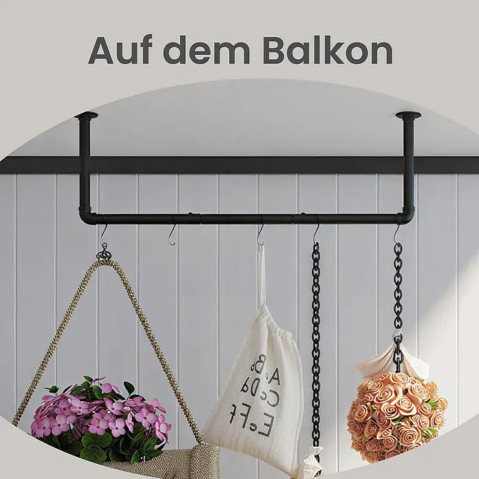 Garderobenstange - L x B x H: 30 x 92 x 7 cm, Schwarz, 2 Stk. - Deckenmontiertes schwarzes Metallrohrregal mit Haken, hält rosa Blumenampel, Stoffbeutel und Rosenkugeldekoration.