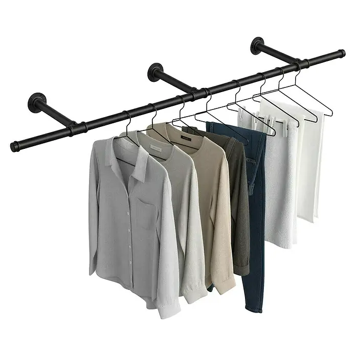 Garderobenstange - L x B x H: 30 x 170 x 7 cm, Schwarz - Schwarze Industrierohr-Kleiderstange mit hellgrauen, beigefarbenen, dunkelgrauen Hemden, blauen Jeans und weißen Handtüchern auf Bügeln.