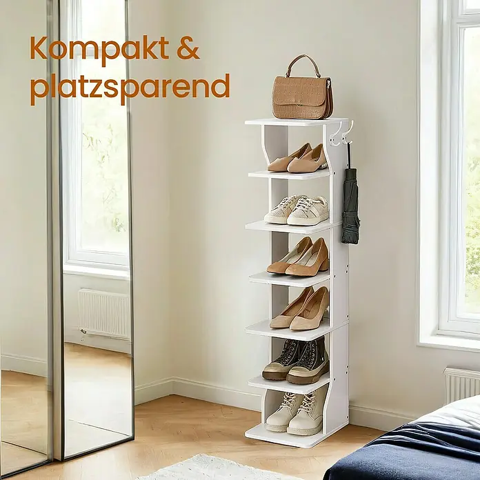 Schuhregal - L x B x H: 30 x 26,4 x 110,4 cm, Weiß - Weißes, kompaktes Schuhregal mit mehreren Ablagen für Schuhe, eine Tasche und einen Regenschirm, das sein platzsparendes Design zeigt.