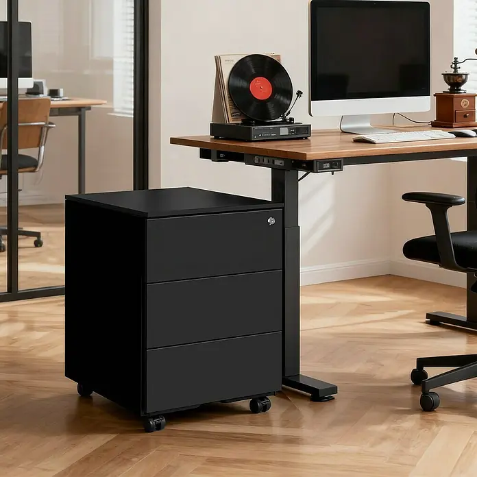 Rollcontainer - L x B x H: 45 x 39 x 54 cm, Schwarz, Anzahl Schubladen: 3 Stk. - Schwarzer Rollcontainer mit 3 Schubladen und Schloss, neben einem Holzschreibtisch im Büro.