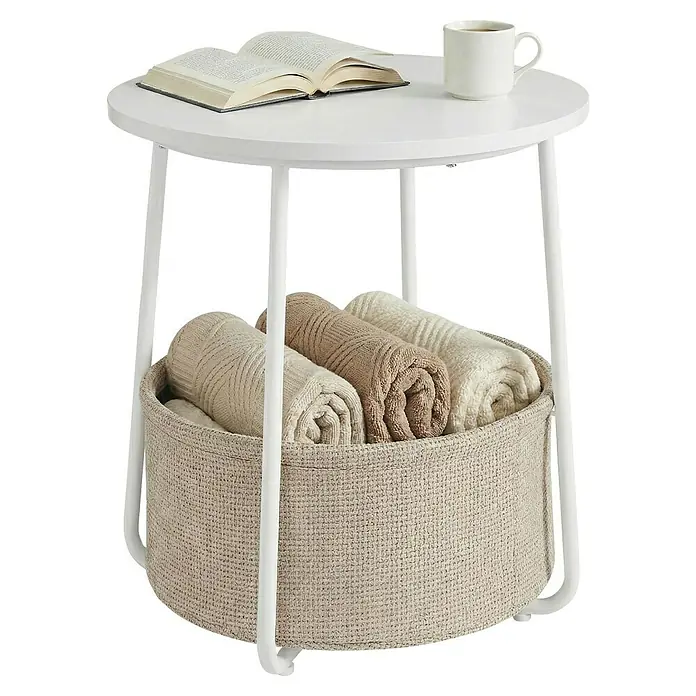 Beistelltisch - Ø x H: 45 x 51 cm, Weiß - Weißer runder Beistelltisch mit Buch und Tasse. Ein heller Beigekorb darunter enthält gerollte Decken in neutralen Tönen.