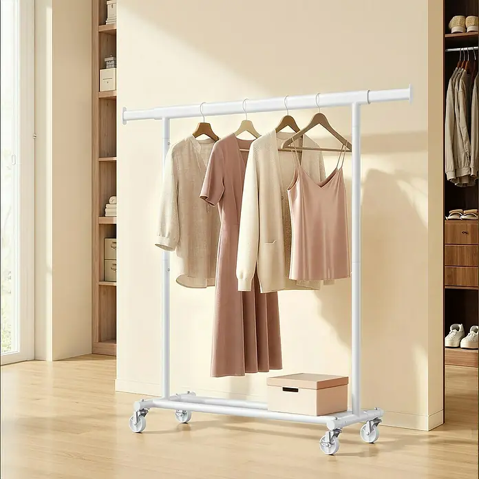 Kleiderwagen - L x H: 45 x 160 cm, Breitenverstellung: 92 cm - 132 cm, Weiß - Weißer Kleiderständer aus Metall auf Rollen, mit Kleidung und einer Aufbewahrungsbox auf der unteren Ablage.
