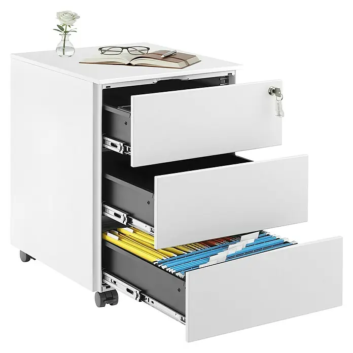 Rollcontainer - L x B x H: 45 x 39 x 54 cm, Weiß, Anzahl Schubladen: 3 Stk. - Weißer Rollcontainer mit drei Schubladen, zwei geöffnet mit bunten Hängeregistern, Schlüssel in der oberen Schublade und Gegenstände obenauf. Auf Rollen.