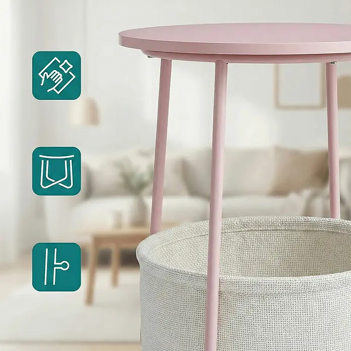 Beistelltisch - Ø x H: 45 x 51 cm, Pink - Rosa runder Beistelltisch mit hellbeigem Stoffkorb in einem unscharfen Wohnzimmer.