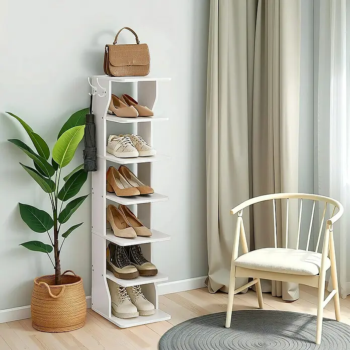 Schuhregal - L x B x H: 30 x 26,4 x 110,4 cm, Weiß - Weißes, mehrstufiges Schuhregal mit Haken, das Schuhe, Handtasche und Regenschirm in einem Wohnraum aufbewahrt.
