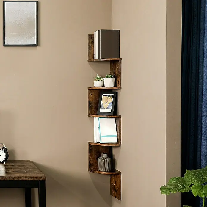 Eckregal - H x B x T: 126 x 20 x 20 cm, Braun - Ein fünffach gestuftes Eckwandregal aus dunklem Holz, das Bücher und Dekoartikel hält.