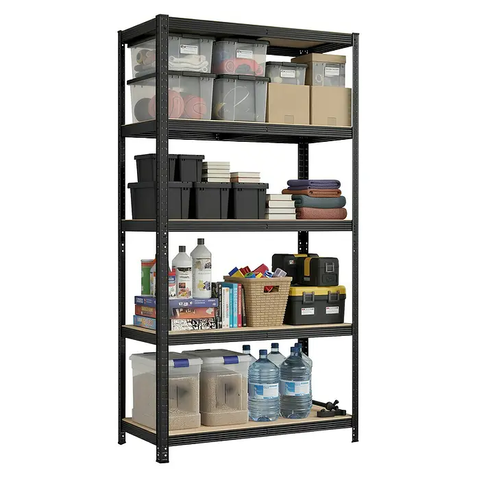 Metallregal - H x B x T: 200 x 100 x 50 cm, Traglast pro Boden: 120 kg, Anzahl Böden: 5 Stk., Stecken, Schwarz - Schwarzes Metallregal mit Holzböden, gefüllt mit Haushalts- und Garagenartikeln in Behältern und Boxen.