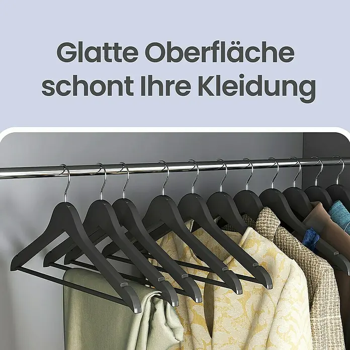 Kleiderbügel - Schwarz, Holz - Glatte, schwarze Holzkleiderbügel, die Kleidung an einer Metallstange halten.