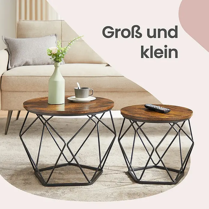 Couchtisch Set - Schwarz/Braun, 2 -tlg. - Zwei runde Beistelltische aus dunklem Holz und schwarzen geometrischen Metallgestellen, in einem Wohnzimmer.