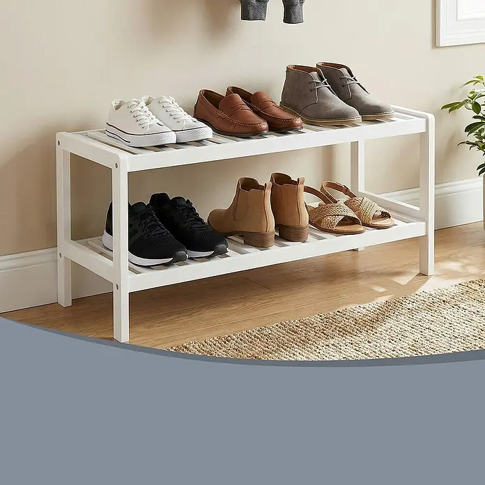 Schuhregal - L x B x H: 26 x 70 x 33 cm, Weiß - Weißes zweistufiges Lamellen-Schuhregal zur Organisation verschiedener Schuhpaare.