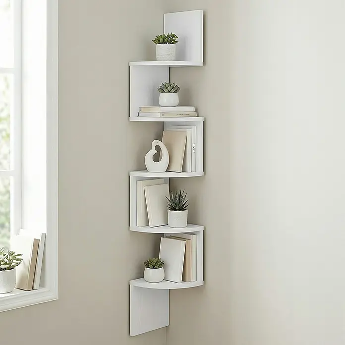 Eckregal - H x B x T: 126 x 20 x 20 cm, Weiß - Weißes, zickzackförmiges Wand-Eckregal mit Büchern und Pflanzen.