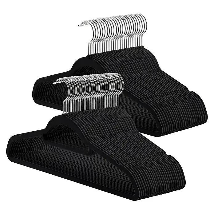 Kleiderbügel Samt - Schwarz, 50 Stk., Samtoberfläche - Zwei Stapel schwarze Samtkleiderbügel mit glänzenden Chromhaken.