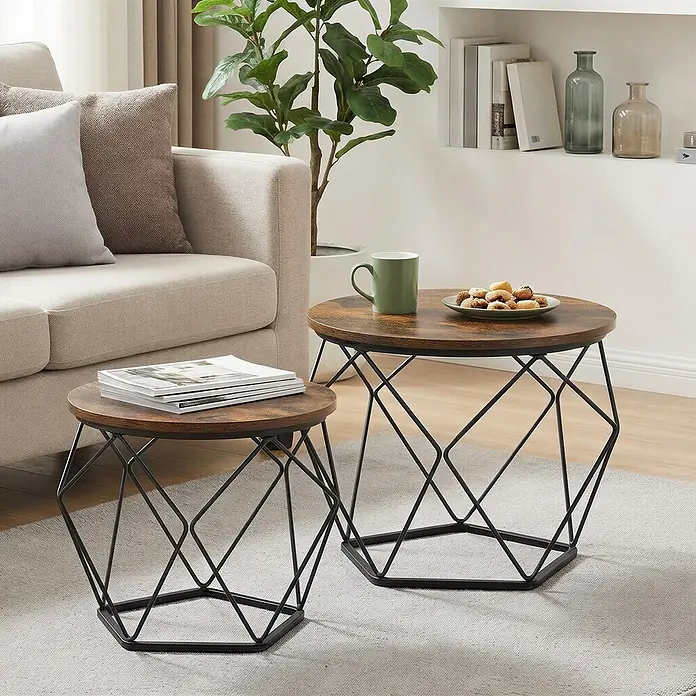 Couchtisch Set - Schwarz/Braun, 2 -tlg. - Zwei runde Beistelltische mit dunklen Holzplatten und schwarzen geometrischen Metallgestellen in einem Wohnzimmer.