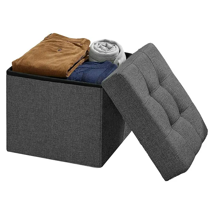 Hocker mit Stauraum - L x B x H: 30 x 30 x 30 cm, Grau - Dunkelgraue Stoff-Aufbewahrungsottomane mit offenem Deckel, der gefaltete Kleidung zeigt.