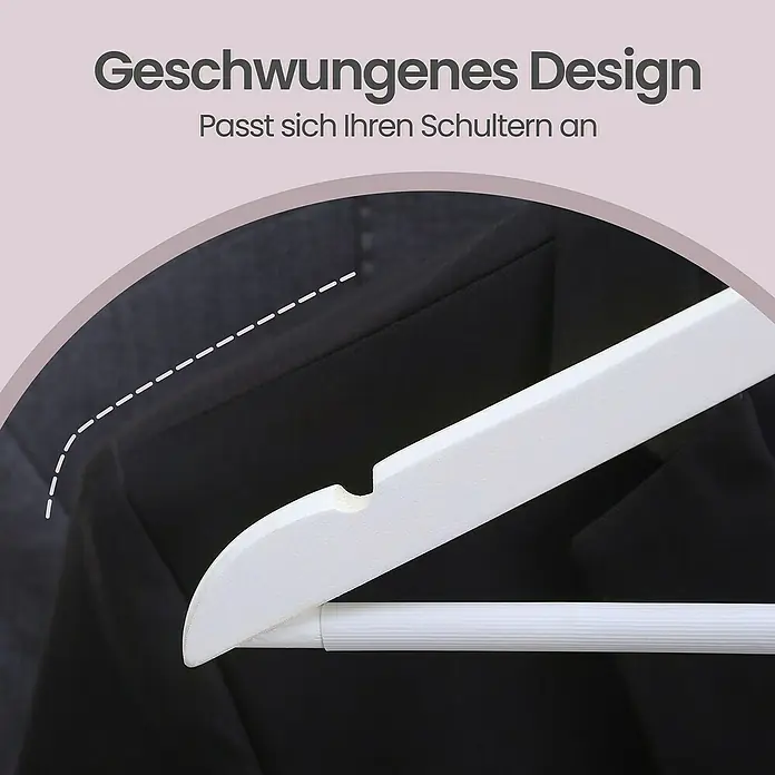 Kleiderbügel - Weiß, Holz - Geschwungener weißer Holzkleiderbügel, der eine schwarze Jacke hält, passt sich den Schultern an.