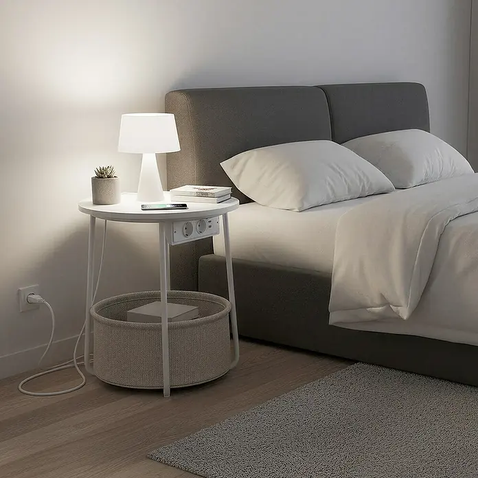Beistelltisch mit Steckdose - Ø x H: 45 x 50 cm, Weiß - Weißer runder Nachttisch mit integrierten Steckdosen, USB-Ladefunktion und einem Stoffkorb neben einem Bett.