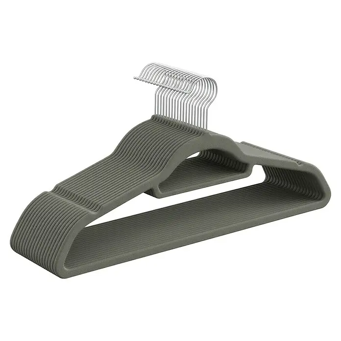 Kleiderbügel Samt - Grau, 20 Stk., Samtoberfläche - Ein Stapel grauer Samt-Kleiderbügel mit silbernen Metallhaken zur Kleiderschrankorganisation.